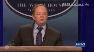 Melissa McCarthy imita a Sean Spicer, portavoz de Donald Trump