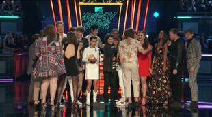 El reparto de 'Por trece razones' entrega el premio MTV a los chicos de 'Stranger Things'