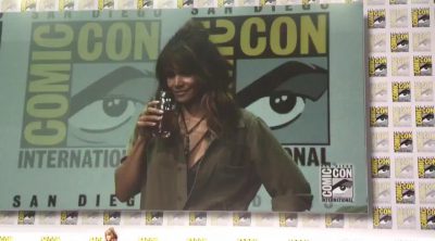 Halle Berry hace un hidalgo con whisky en la Comic-Con 2017