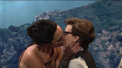 El beso de Gal Gadot a Kate McKinnon en Saturday Night Live