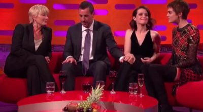 Adam Sandler le toca la rodilla a Claire Foy en El Show de Graham Norton