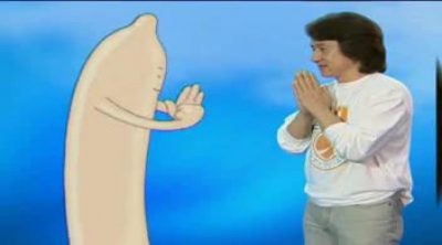 Jackie Chan protagoniza un spot sobre el VIH junto a un condón gigante