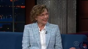 Annette Bening desvela la identidad de su personaje de 'Capitana Marvel' en The Late Show with Stephen Colbert