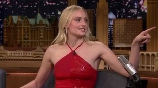 Sophie Turner acusa a Emilia Clarke del fallo del vaso de café en 'Juego de Tronos'