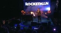 Elton John y Taron Egerton cantan 'Rocketman' en Cannes por sorpresa