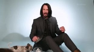 Entrevista BuzzFeed 'Keanu Reeves Plays With Puppies While Answering Fan Questions'