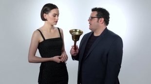 Josh Gad intenta sacarle alguna respuesta a Daisy Ridley sobre 'Star Wars: El Ascenso de Skywalker'