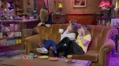 Jennifer Aniston sorprende a sus fans en el Central Perk para el programa 'The Ellen Show'