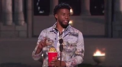 Homenaje a Chadwick Boseman en los MTV VMAs 2020