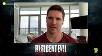 Robbie Amell: "'Resident Evil: Bienvenidos a Raccoon City' se siente como una película de terror de los 90"