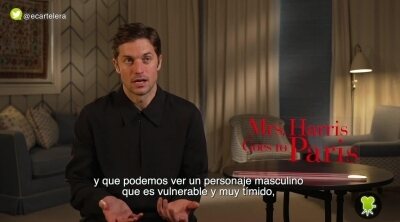 Lucas Bravo: "Es importante mostrar que estamos dejando la masculinidad tóxica"