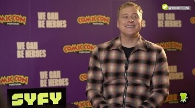 Alan Tudyk confiesa que se llevó a Baby Alien de 'Resident Alien' a casa