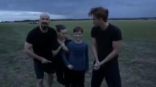 El reparto de 'Pan' se moja con el Ice Bucket Challenge