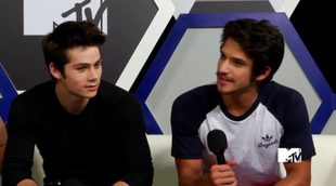 Dylan O'Brien le toca los pezones a Tyler Posey