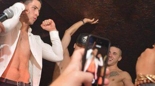 Nick Jonas se queda sin camiseta en un club gay