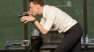 Tom Hiddleston imita a un velociraptor