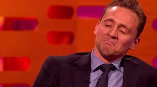 Tom Hiddleston imita a Robert De Niro delante suya