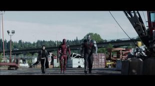 Clip de la película 'Deadpool' dos chicas un puñetazo